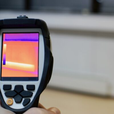 Pomiary kamerą termowizyjną przedstawiają różnice temperatur w pomieszczeniu.