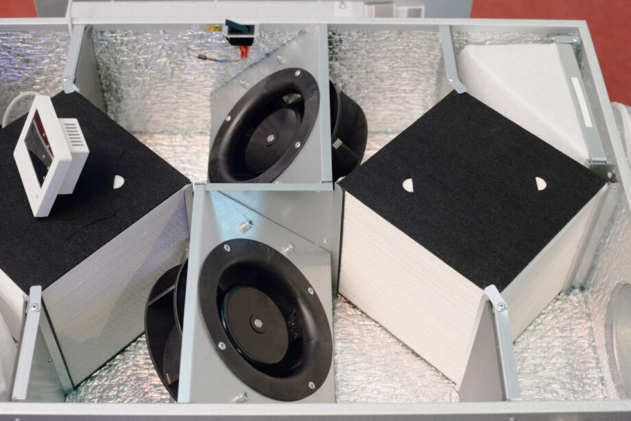 System wentylacji pokazujący, jak rekuperacja poprawia wymianę powietrza w budynku.