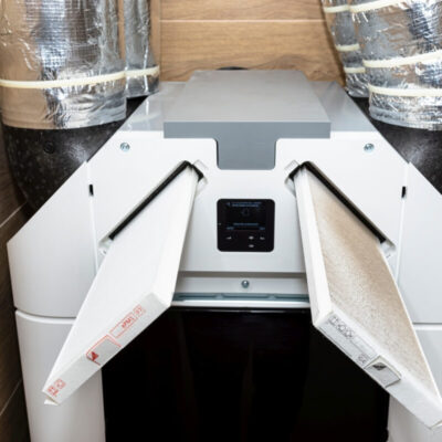 System wentylacji z widocznymi filtrami i rurami, kluczowy dla procesu rekuperacji.