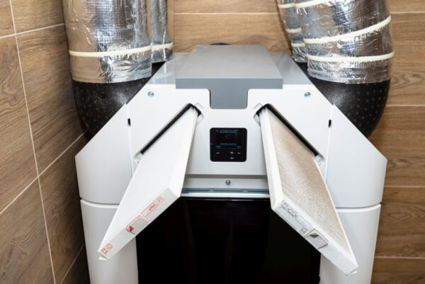 System wentylacji z widocznymi filtrami i rurami, kluczowy dla procesu rekuperacji.