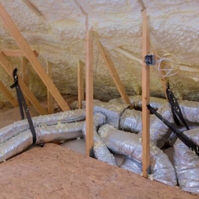 Na zdjęciu widać poddasze z izolacją i przewodami, które są częścią systemy rekuperacji.