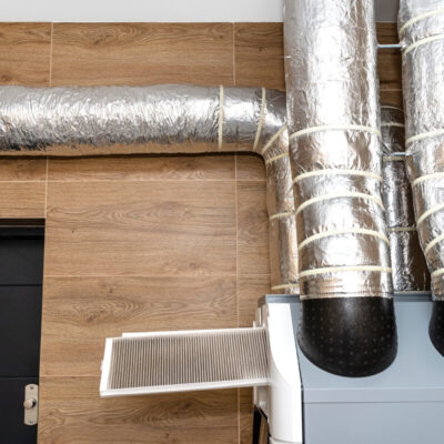 Na zdjęciu widoczne są rury i filtry, które są częścią systemy rekuperacji.