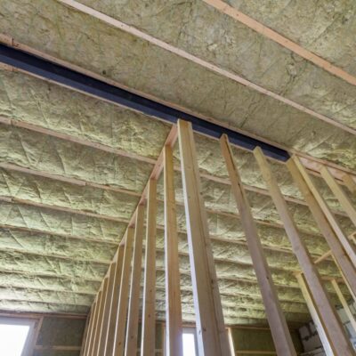 Budowa domu, gdzie zastosowano ocieplanie pianką na suficie.