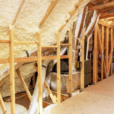 Poddasze ocieplone pianką PUR z widocznymi drewnianymi belkami i izolacją.