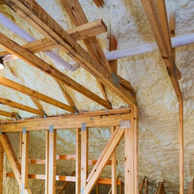 Trwa naprawa ocieplenia poddasza z użyciem pianki natryskowej.