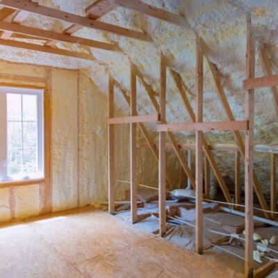 Na zdjęciu widać wnętrze poddasza podczas procesu naprawy ocieplenia poddasza.