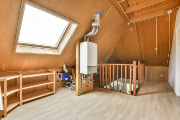 Rekuperacja stabilizuje wymianę powietrza w szczelnych domach, redukuje wilgoć i CO2; termowizja przy ΔT 10–15°C wykrywa mostki i nieszczelności.