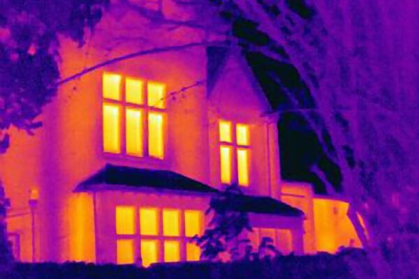 Ocieplanie celulozą poddasza: ciągła szczelność powietrzna, uszczelnienia przy murłacie i kominie, kanały rekuperacji bez mostków, termowizja 10–15°C.