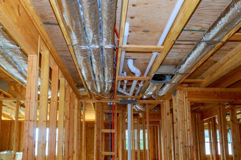 Rekuperacja latem nie chłodzi aktywnie; bypass omija wymiennik, a spadek temperatury daje nocny nawiew chłodniejszego powietrza na zwiększonym przepływie.