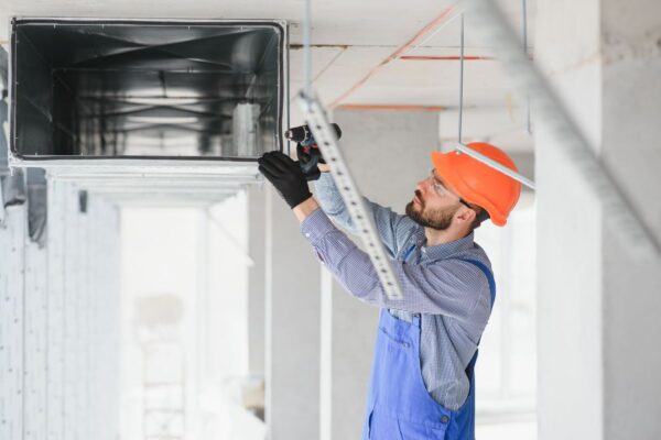 Pomiary kamerą termowizyjną zwykle wykrywają wadliwe ocieplenie pod płytą GK, gdy występuje anomalia; wymagają ΔT 10–15°C i stabilnych warunków.